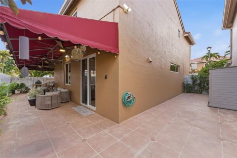 House in Miami, Florida 5 bedrooms, 147.25 sq.m. № 2255588 - photo 30