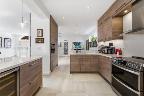 House in Miami, Florida 5 bedrooms, 147.25 sq.m. № 2255588 - photo 11