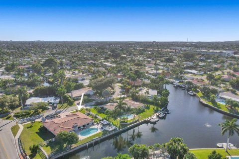 Купить виллу или дом в Дирфилд-Бич, Флорида 5 спален, 242.85м2, № 1964491 - фото 9