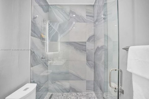 Купить виллу или дом в Дирфилд-Бич, Флорида 5 спален, 242.85м2, № 1964491 - фото 27