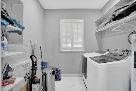 Купить виллу или дом в Дирфилд-Бич, Флорида 5 спален, 242.85м2, № 1964491 - фото 14