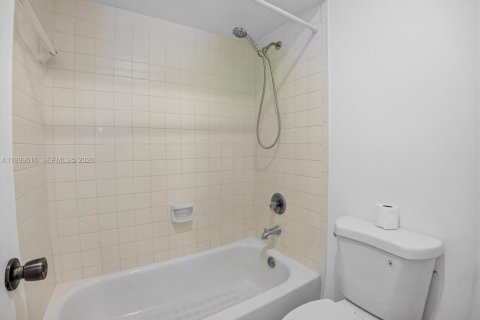 Townhouse in Miami, Florida 2 bedrooms, 79.15 sq.m. № 2000960 - photo 21