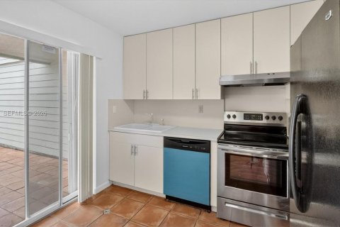 Townhouse in Miami, Florida 2 bedrooms, 79.15 sq.m. № 2000960 - photo 12