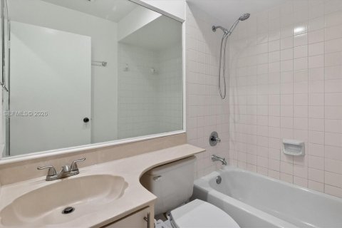 Townhouse in Miami, Florida 2 bedrooms, 79.15 sq.m. № 2000960 - photo 25