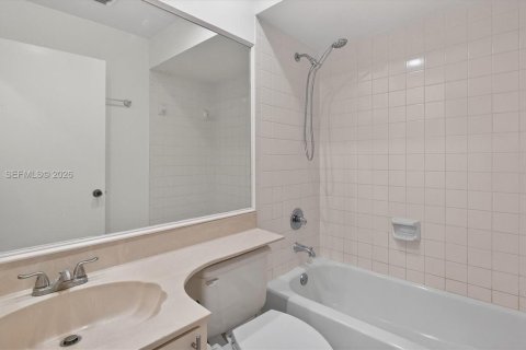 Townhouse in Miami, Florida 2 bedrooms, 79.15 sq.m. № 2000960 - photo 26