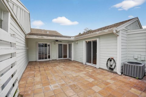 Townhouse in Miami, Florida 2 bedrooms, 79.15 sq.m. № 2000960 - photo 5