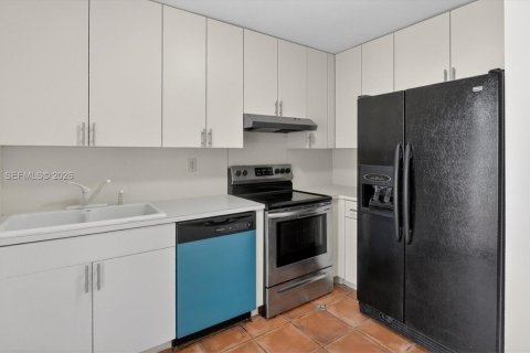 Townhouse in Miami, Florida 2 bedrooms, 79.15 sq.m. № 2000960 - photo 13