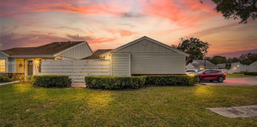 Townhouse in Miami, Florida 2 bedrooms, 79.15 sq.m. № 2000960