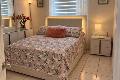 House in Miami, Florida 3 bedrooms, 141.95 sq.m. № 2391130 - photo 13