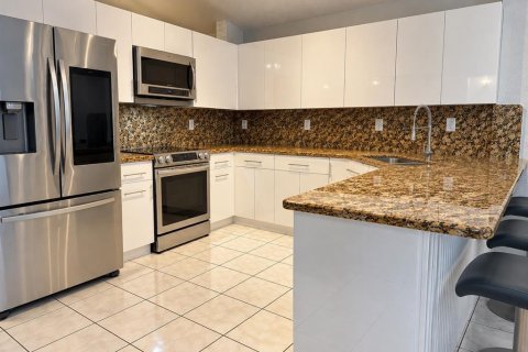 House in Miami, Florida 3 bedrooms, 141.95 sq.m. № 2391130 - photo 2