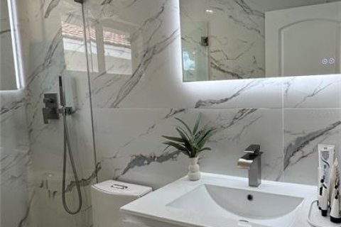 House in Miami, Florida 3 bedrooms, 141.95 sq.m. № 2391130 - photo 17