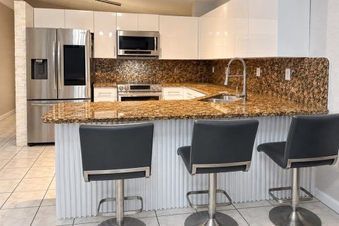 House in Miami, Florida 3 bedrooms, 141.95 sq.m. № 2391130 - photo 3