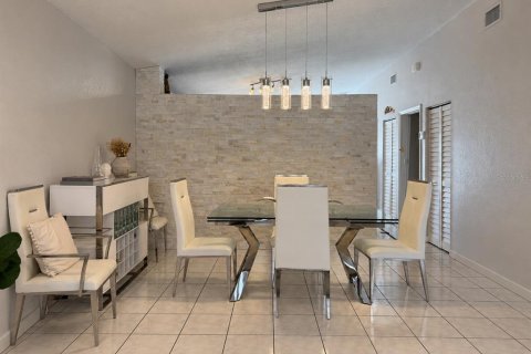 House in Miami, Florida 3 bedrooms, 141.95 sq.m. № 2391130 - photo 4