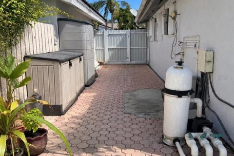 House in Miami, Florida 3 bedrooms, 141.95 sq.m. № 2391130 - photo 19