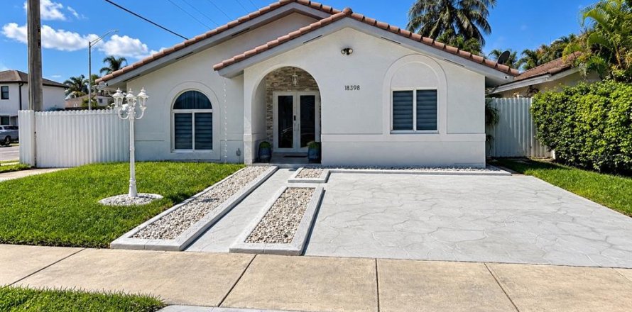 House in Miami, Florida 3 bedrooms, 141.95 sq.m. № 2391130