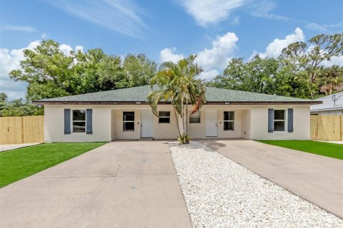 Commercial property in Bradenton, Florida 8 bedrooms, 256.04 sq.m. № 2095781