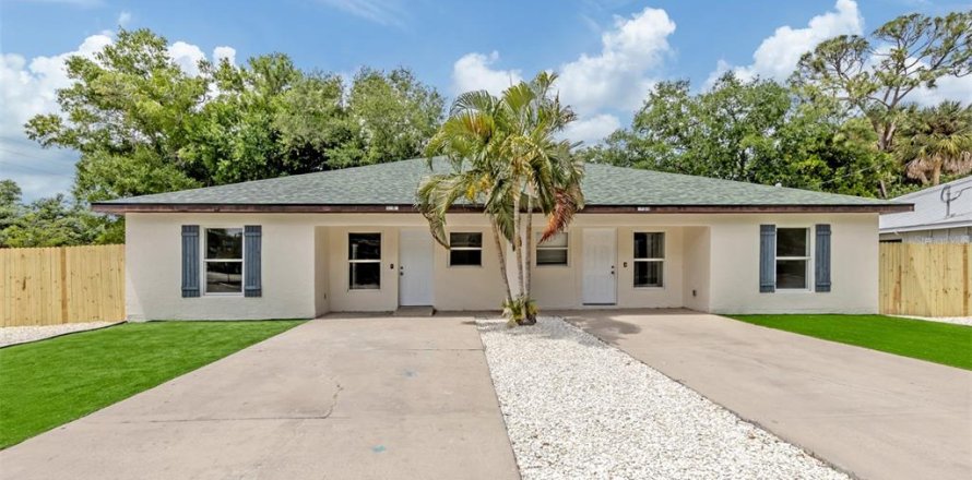 Commercial property in Bradenton, Florida 8 bedrooms, 256.04 sq.m. № 2095781