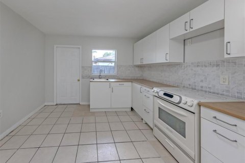 Commercial property in Bradenton, Florida 8 bedrooms, 256.04 sq.m. № 2095781 - photo 20