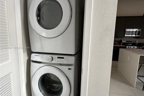 Condo in Kissimmee, Florida, 5 bedrooms  № 1990493 - photo 12