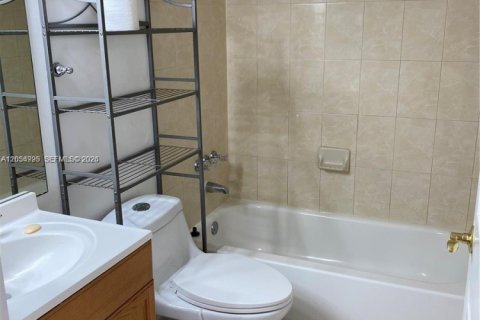 Condo in Pembroke Pines, Florida, 2 bedrooms  № 2251877 - photo 3