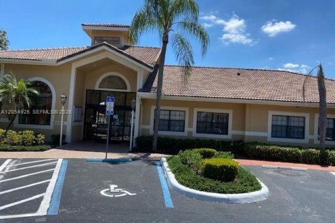 Condo in Pembroke Pines, Florida, 2 bedrooms  № 2251877 - photo 12