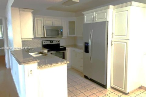 Condo in Pembroke Pines, Florida, 2 bedrooms  № 2251877 - photo 20