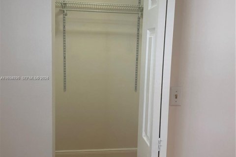 Condo in Pembroke Pines, Florida, 2 bedrooms  № 2251877 - photo 10
