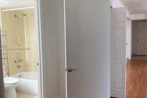Condo in Pembroke Pines, Florida, 2 bedrooms  № 2251877 - photo 26