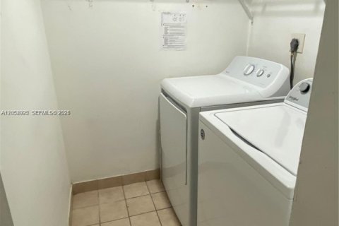 Condo in Pembroke Pines, Florida, 2 bedrooms  № 2251877 - photo 23