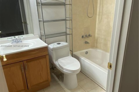Condo in Pembroke Pines, Florida, 2 bedrooms  № 2251877 - photo 7