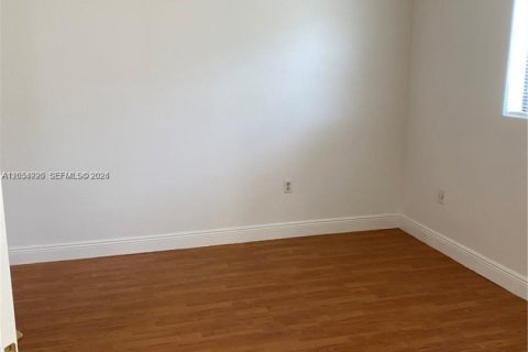 Condo in Pembroke Pines, Florida, 2 bedrooms  № 2251877 - photo 9