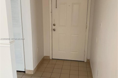 Condo in Pembroke Pines, Florida, 2 bedrooms  № 2251877 - photo 16