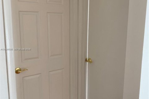 Condo in Pembroke Pines, Florida, 2 bedrooms  № 2251877 - photo 13