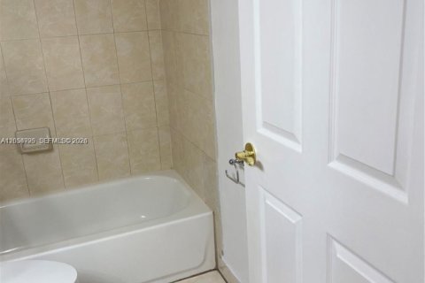 Condo in Pembroke Pines, Florida, 2 bedrooms  № 2251877 - photo 4