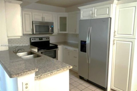 Condo in Pembroke Pines, Florida, 2 bedrooms  № 2251877 - photo 19