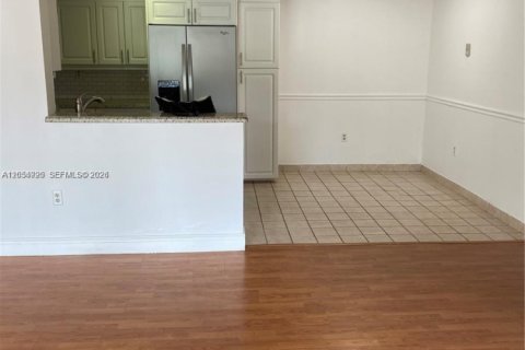 Condo in Pembroke Pines, Florida, 2 bedrooms  № 2251877 - photo 18