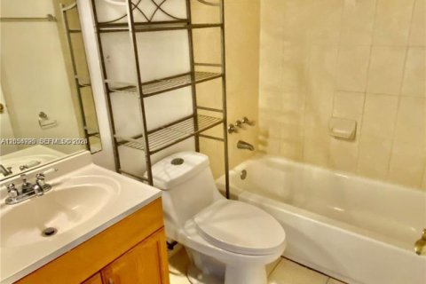 Condo in Pembroke Pines, Florida, 2 bedrooms  № 2251877 - photo 2