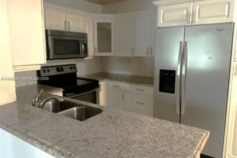 Condo in Pembroke Pines, Florida, 2 bedrooms № 2251877