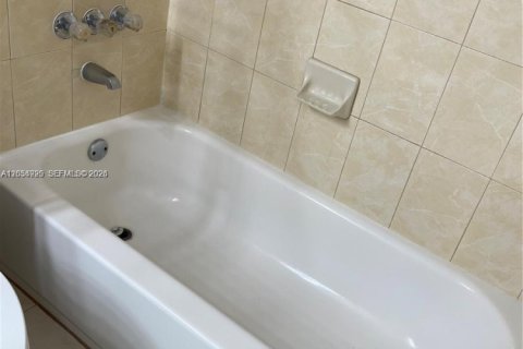 Condo in Pembroke Pines, Florida, 2 bedrooms  № 2251877 - photo 5