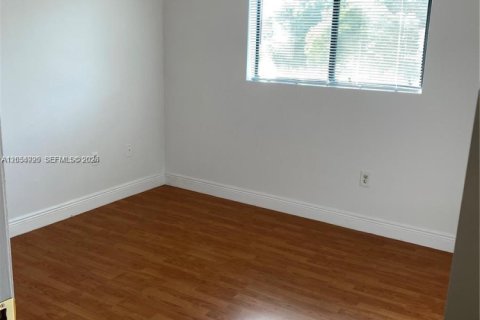 Condo in Pembroke Pines, Florida, 2 bedrooms  № 2251877 - photo 8