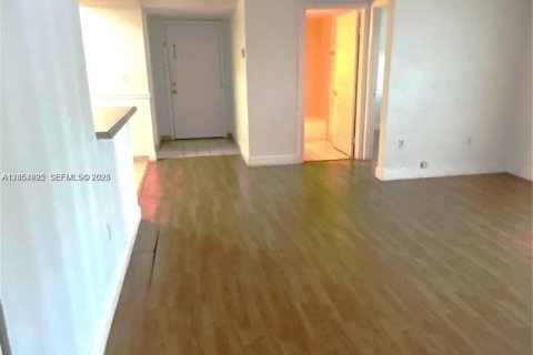 Condo in Pembroke Pines, Florida, 2 bedrooms  № 2251877 - photo 29