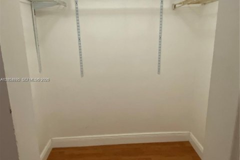 Condo in Pembroke Pines, Florida, 2 bedrooms  № 2251877 - photo 11