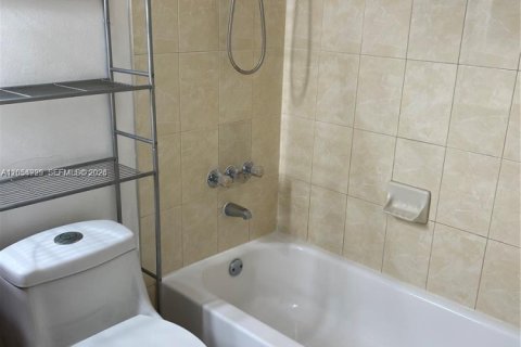 Condo in Pembroke Pines, Florida, 2 bedrooms  № 2251877 - photo 6