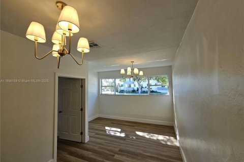 Immobilier commercial à vendre à Miami Beach, Floride № 1950974 - photo 12