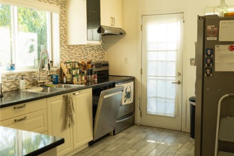 House in El Portal, Florida 3 bedrooms, 141.12 sq.m. № 1704528 - photo 22