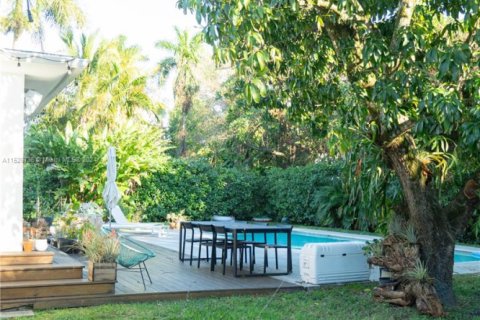 House in El Portal, Florida 3 bedrooms, 141.12 sq.m. № 1704528 - photo 27