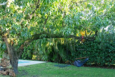 House in El Portal, Florida 3 bedrooms, 141.12 sq.m. № 1704528 - photo 28