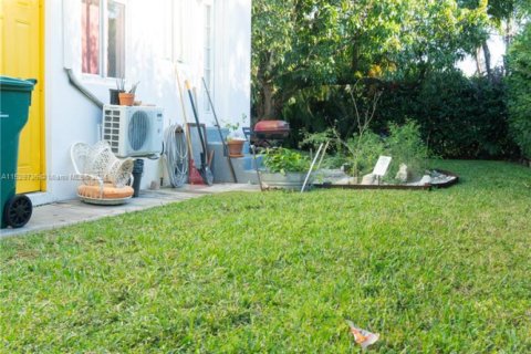 House in El Portal, Florida 3 bedrooms, 141.12 sq.m. № 1704528 - photo 26