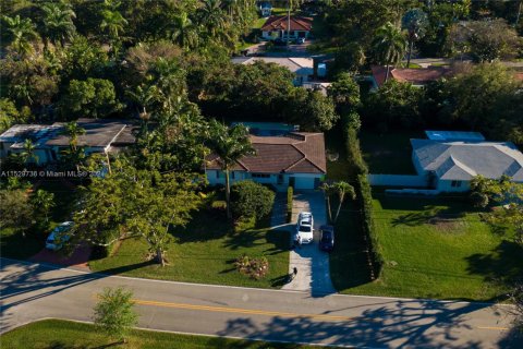 House in El Portal, Florida 3 bedrooms, 141.12 sq.m. № 1704528 - photo 9