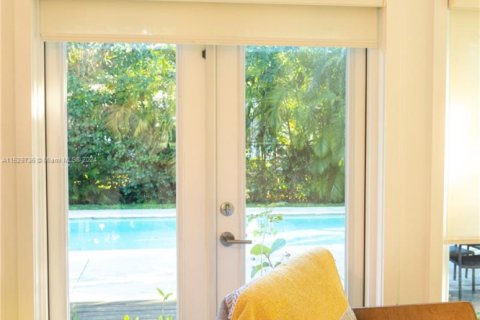 House in El Portal, Florida 3 bedrooms, 141.12 sq.m. № 1704528 - photo 20